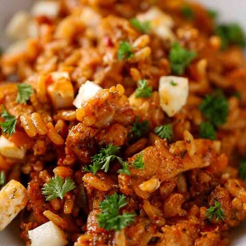 Nahaufnahme von veganem Gyrosauflauf mit veganem Feta