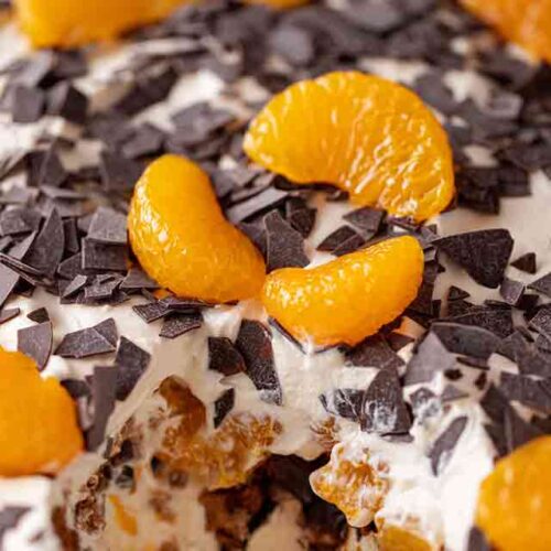 Nahaufnahme von veganem Schichtdessert mit Mandarinen und Lebkuchen
